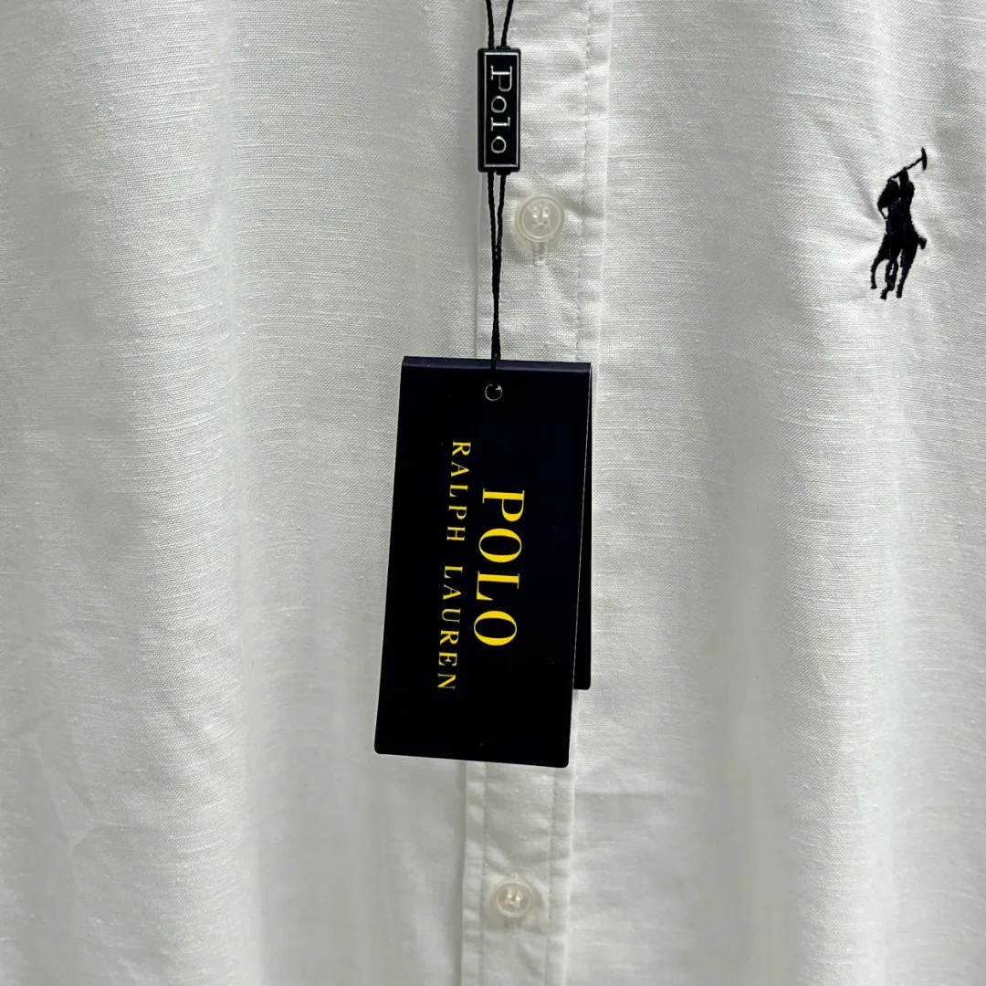🅿️220 Ralph Lauren/Ralph Lauren early autumn linen embroidered shirt is made of custom-made natural plant fiber linen fabric with a unique bamboo texture. It has a simple and simple beauty. It has a loose fit and a three-dimensional upper body. The lines are smooth and natural. From the shoulder line to the waist line to the hem, the line transition is smooth. There are no unnecessary folds or accumulation. The whole body is neat and stretched. The chest is embellished with the iconic pony embroidery. Simple but highly recognizable. The color transition of the embroidery thread is natural. The stitches are even and uniform in size. The stitches can also connect naturally and the lines are smooth and not stiff. Size: S M L XL